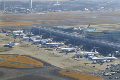 羽田空港第2ターミナル 朝ごはん そして、なぜか飛行機がコーヒーを飲んでいる