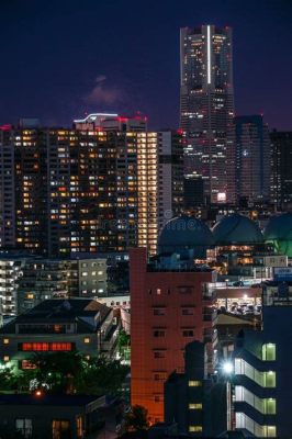 みなとみらい 夜景 - 未来への窓としての光の海